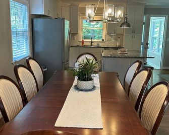 Renovated Perfection in Quiet W-S Neighborhood - Winston-Salem - Dining room