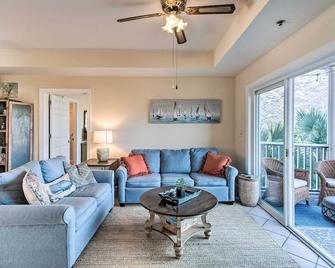 Breezy Darien Condo w/ Tranquil Marsh Views! - Darien - Living room