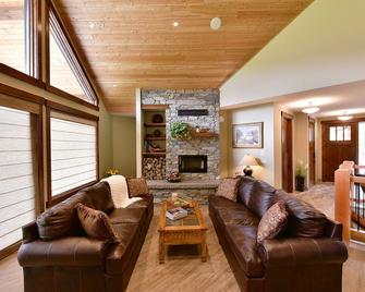 Mountain living at its finest in our spacious 4-bedroom home with Wheelchair Access - Kimberley - Huiskamer