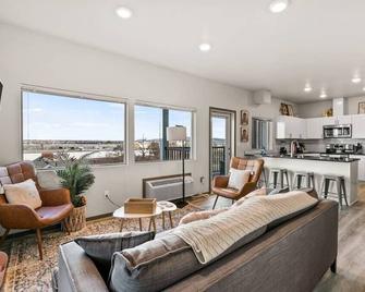 Great New 2 Bed 2 Bath Near Perry District and DT - Spokane - Living room