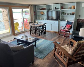 Breathtaking views from charming lakefront home on beautiful Lake George - Ticonderoga - Sala de estar