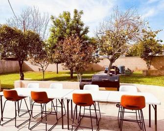 Movie Nest - 2BR - Huge Backyard w Grill - La Puente - Restaurant