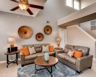Luxury Furnished Condo Near Dtc, Dish Network & Starz Corporate, & Cent Airport - Centennial - Living room