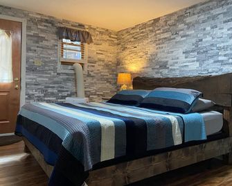 Large private apartment with view of the Old Jail Museum in historic Jim Thorpe. - Jim Thorpe - Bedroom