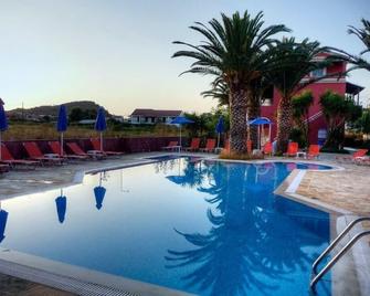 Lena Studios - Sidari - Piscina