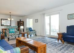 3BR cottage with a short stroll to beach or sound! - Wrightsville Beach - Living room