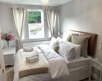 Spacious 2 Bed Apartment With Off Street Parking - Bath