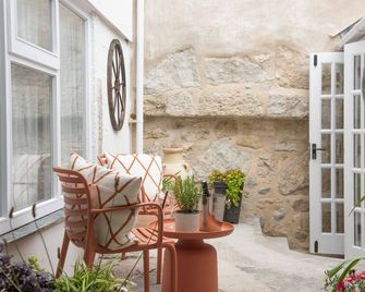 NEW Luxury Mousehole Cottage with Courtyard & Close to Beach - Mousehole - Patio