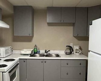 Spacious 2-Br Basement Suite Near Lake Simcoe & Beach Park - Innisfil - Kitchen