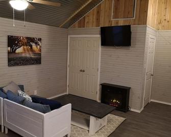 Romantic Granbury Cabin Ideal for a Texas Getaway - Granbury - Living room