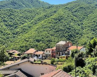 Villa Franca Nature Holidays - Rezzo - Vista del exterior