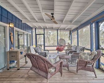Riverfront Retreat with Patio in Withlacoochee - Bushnell - Living room