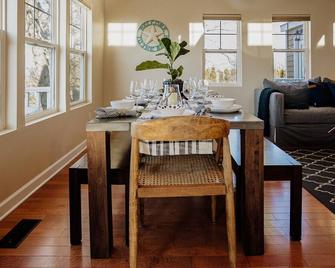 Seaclusion Condo on the Harbor - New Buffalo - Їдальня