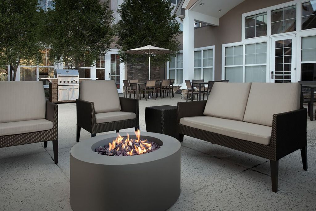 Residence Inn by Marriott Fayetteville Cross Creek - פאייטוויל - פטיו