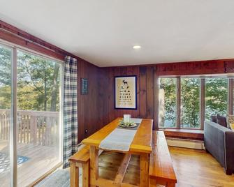 Lakefront home with seasonal dock & deck - close to trails & ocean beaches - Sanford