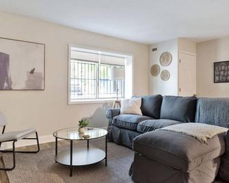 Rippey 101 · East Liberty 2 Bed - University, Bakery Square - Pittsburgh - Sala de estar