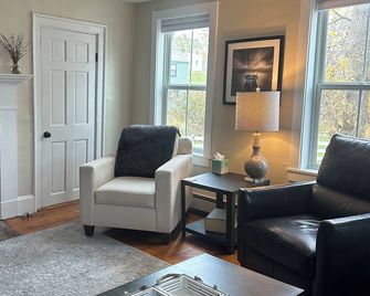 Portsmouth Downtown With A View And Bring Your Dog Too! - Portsmouth - Living room