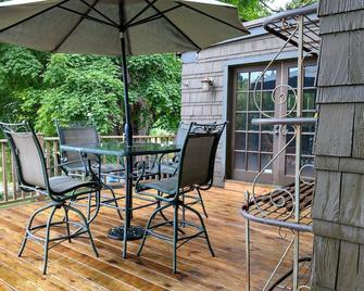 Historic Country Home for large Families & Friends! 20% off for 7+ night stays! - Westfield - Balcony
