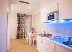 White Suite & Apartments - Bellaria-Igea Marina - Küche