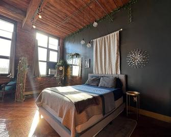 Downtown: River Views & Vintage Vibes - Detroit - Habitación