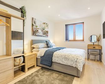 The Belfry, Romantic, With A Garden In Evesham - Evesham - Bedroom