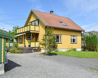 Nice Home in Farsund With Wifi and 3 Bedrooms - Farsund - Rakennus