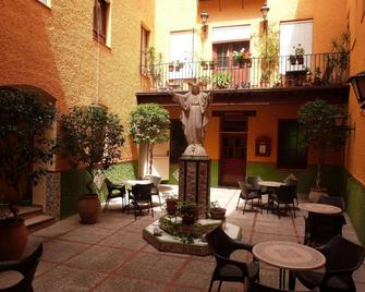 هوستل لوريتو - دينايا - شرفة مرصوفة