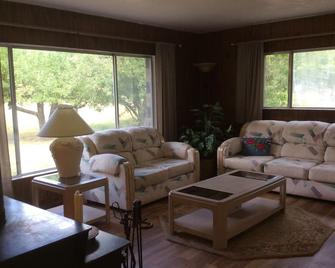 Vacation home between Zion and Bryce - Glendale - Living room