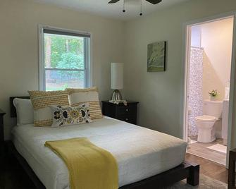 Entire house- Cozy escape in the Heart of Tucker - Tucker - Bedroom