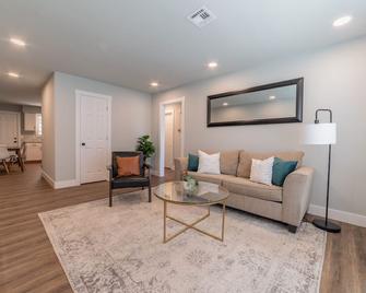 2-BR Enjoyable and Cozy Home Near The Momentary & 8th Street Market - Bentonville - Living room