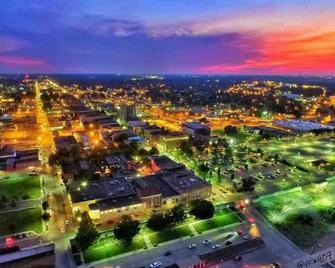 New Beautiful 2 Bedroom in Downtown Paducah - Paducah - Building