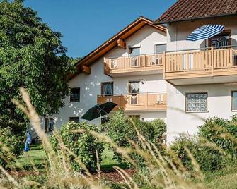 Cozy vacation apartment Aussichtsbankerl (40 sqm) with large terrace and view - Zenting - Building