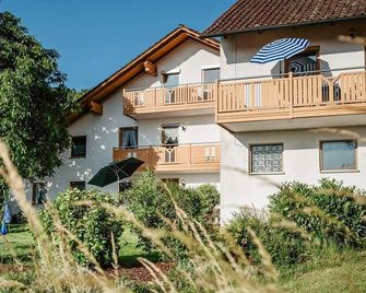 Cozy vacation apartment Aussichtsbankerl (40 sqm) with large terrace and view - Zenting - Building
