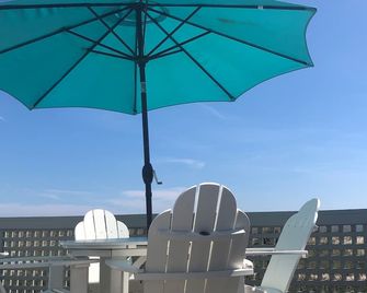 Panoramic Ocean Views - Steps from Beach and BHI Club - Brand New Golf Carts - Bald Head Island - Balcón