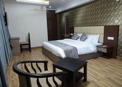 Olessia hotel located in the heart of city, - Kochi - Schlafzimmer