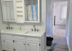 Large house on Rutherford Island South Bristol - South Bristol - Bathroom