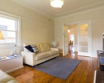 'Golden Triangle' location. Perfect if renovating, moving or on extended stay - Brookvale - Living room