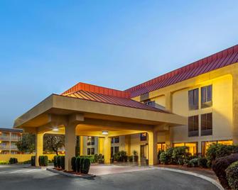 La Quinta Inn & Suites by Wyndham Oakland Airport Coliseum - Oakland - Gebouw