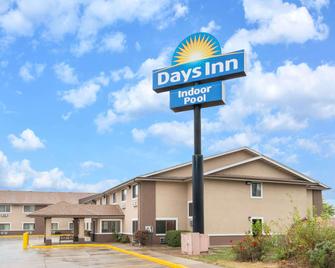 Days Inn by Wyndham Topeka - Topeka - Building
