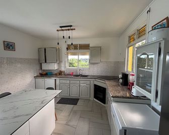 Spacious House With A Beautiful Unobstructed View Of Nature And The Sea - Petit-Bourg - Kitchen