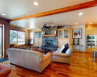 Ski-in/out home with private hot tub, pool table, and balcony views - Big White - Salon