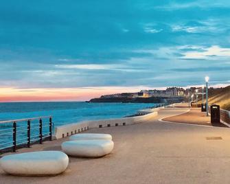 Stunning Coastal Retreat Whitley Bay Sleeps 9 - Whitley Bay - Beach
