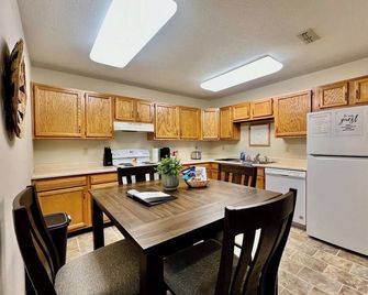 Cozy 2 Bedroom Paired Home in Middletown, OH - Middletown - Kitchen