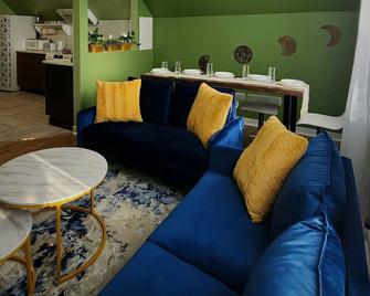 This is a private second-floor suite with its own entrance. - Bancroft - Вітальня