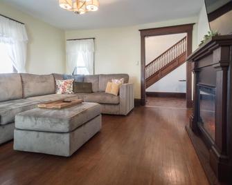 Charming Main Street Home: Located In The Heart Of The Finger Lakes - Geneva - Living room