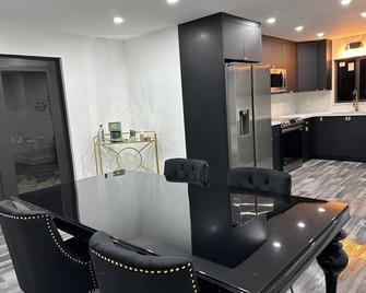 Nice modern home 3B and 1B near UM and Dadeland Mall - South Miami - Ruang makan