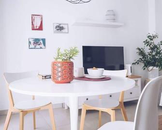 1BR w private patio in the Nook your quiet refuge - Gibraltar - Dining room