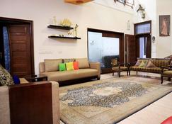 2 Bedroom Accommodation In A Luxury Villa With Terrace Garden - Jaipur - Sala de estar