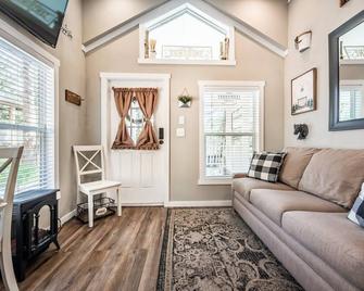 Mountain Living - Breathtaking View of Pikes Peak - Woodland Park - Living room