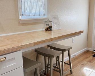 Alice - Fully Furnished 4 Person Cottage for short or mid-term stays - Dublin - Dining room